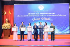 Các tác giả giành Giải Nhất Giải thưởng báo chí về khoa học, công nghệ, đổi mới sáng tạo và chuyển đổi số năm 2025. (Ảnh: PV/Vietnam+)