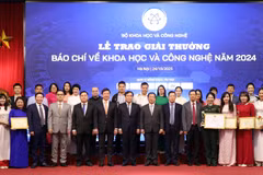 Các tác giả đoạt Giải thưởng báo chí về khoa học và công nghệ năm 2024. (Ảnh: Bộ Khoa học và Công nghệ)