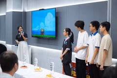 Một trong ba nhóm sinh viên xuất sắc nhất trình bày sản phẩm game do nhóm phát triển tại Lễ tổng kết môn SE116 khóa đầu tiên. (Ảnh: VNG)