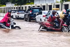 Hoàn lưu bão số 11 gây ngập nhiều tuyến phố của Hà Nội. (Ảnh: Hoài Nam/Vietnam+)