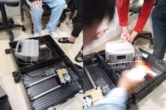 Đối tượng người nước ngoài đang sử dụng thiết bị BTS giả mạo truy nhập vào mạng thông thông tin di động, phát tán tin nhắn quảng cáo, lừa đảo. (Ảnh: Cục Tần số vô tuyến điện)