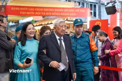 Người dân Thủ đô rạng rỡ đi bỏ phiếu trong 'ngày hội non sông' của cả nước