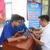 Lực lượng đoàn thanh niên cơ sở tích cực hỗ trợ người dân thực hiện "Bình dân học vụ số". (Ảnh: Nguyễn Cúc/TTXVN)