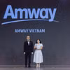 Bà Lê Thị Kim Hoa, Giám đốc Nhân sự Amway Việt Nam nhận giải thưởng từ ban tổ chức. (Nguồn: Vietnam+)