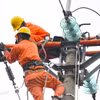 Nhân viên EVN bảo dưỡng các thiết bị điện. (Ảnh: EVN)
