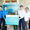 Trao tặng căn nhà tình nghĩa cho cựu thanh niên xung phong ở Nghệ An. (Ảnh: TTXVN)