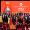 Tổng Bí thư, Chủ tịch nước Tô Lâm và các đại biểu chụp ảnh chung với Ban Chấp hành Hội Chữ thập đỏ Việt Nam khóa XII. (Ảnh: Phan Phương/TTXVN)