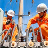Nhân viên EVN bảo dưỡng các thiết bị điện. (Ảnh: EVN)