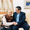 Thủ tướng Phạm Minh Chính thăm, chúc mừng nguyên Phó Chủ tịch nước Nguyễn Thị Bình nhân Ngày Quốc tế Phụ nữ 8/3. (Ảnh: Dương Giang/TTXVN)