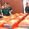 Đại tướng Phan Văn Giang, Phó thủ tướng Chính phủ, Bộ trưởng Bộ Quốc phòng dâng hương tại Nhà tưởng niệm quàn hài cốt các liệt sỹ mới tìm thấy tại công viên Lê Thị Riêng. (Ảnh: Xuân Khu/TTXVN)