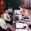 Làm thủ tục vay vốn tín dụng chính sách xã hội cho người dân. (Ảnh: TTXVN)