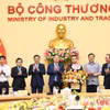 Phó Thủ tướng Thường trực Phạm Gia Túc; Bộ trưởng Bộ Công Thương Lê Mạnh Hùng cùng các Ủy viên Ban Thường vụ Đảng ủy Bộ chúc mừng Thứ trưởng Bộ Công Thương Nguyễn Việt Sơn. (Ảnh: Bộ Công Thương)