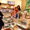 Chương trình mang đến hơn 100 sản phẩm tiêu biểu từ các vùng nguyên liệu và làng nghề truyền thống của Cao Bằng. (Ảnh: Trần Việt/TTXVN)