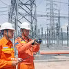 Cán bộ ngành điện giám sát trạm biến áp. (Ảnh: Trần Việt/TTXVN)