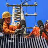 Công nhân Tổng Công ty Điện lực Miền Trung kiểm tra, sửa chữa hệ thống điện đảm bảo vận hành an toàn và đáp ứng điện cho khách hàng. (Ảnh: TTXVN)