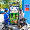 Mua bán xăng dầu tại cửa hàng của PVOIL. (Ảnh: CTV/Vietnam+)