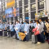 Lao động Việt Nam làm thủ tục đi làm việc ở nước ngoài. (Ảnh: PV/Vietnam+)