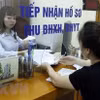 Tiếp nhận hồ sơ thu bảo hiểm xã hội. (Ảnh: PV/Vietnam+)