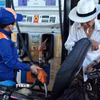 Mua bán xăng sinh học tại một cửa hàng của Petrolimex. (Ảnh: Trần Việt/TTXVN)