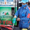 Người dân mua xăng tại cửa hàng kinh doanh xăng dầu PVOIL trên phố Thái Thịnh, Hà Nội. (Ảnh: Trần Việt/TTXVN)