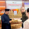 Giới thiệu các sản phẩm đạt tiêu chuẩn và chứng nhận Halal. (Ảnh: PV/Vietnam+)