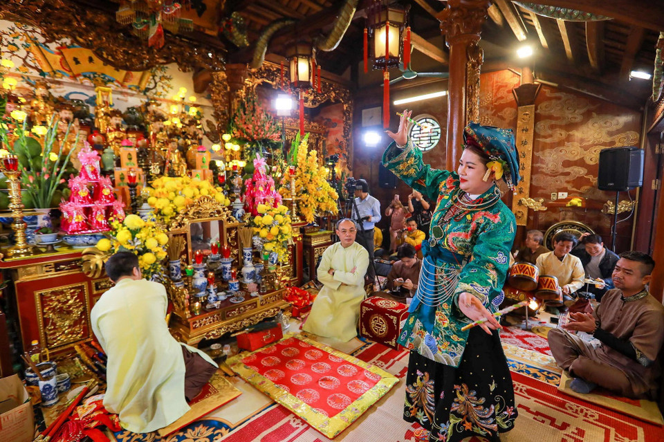 Các giá đồng bao gồm hát văn, trang phục, múa thiêng được kết hợp một cách hài hòa, thể hiện sự giáng đồng của các vị thánh mang tính tâm linh và biểu tượng. (Ảnh: Khánh Hòa/TTXVN)