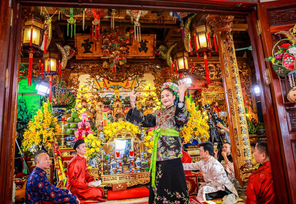 Hầu đồng là một nghi lễ hết sức đặc biệt mang đậm màu sắc văn hóa tâm linh trong di sản Thực hành Tín ngưỡng thờ Mẫu Tam phủ của người Việt. (Ảnh: Khánh Hòa/TTXVN)