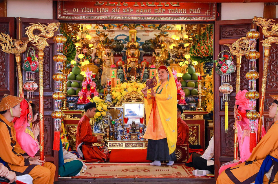 Thực hành tín ngưỡng thờ Mẫu của người Việt với nghi lễ hầu đồng là hình thức diễn xướng tâm linh thường diễn ra ở các điện, đền, phủ. (Ảnh: Khánh Hòa/TTXVN)