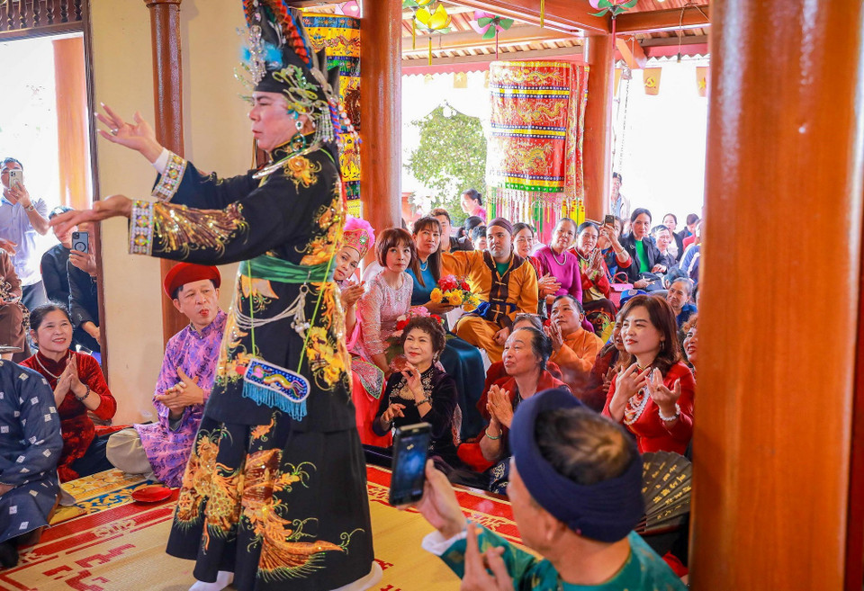 Người Việt, đặc biệt vào đầu Xuân, thường đi xem hoặc thực hành hầu đồng tại các đền, phủ để cầu xin sức khỏe, tài lộc, may mắn. (Ảnh: Khánh Hòa/TTXVN)