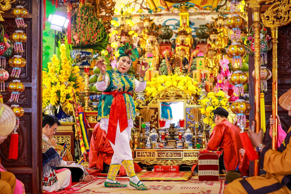 Qua nghi lễ hầu đồng với trang phục, cử chỉ, biểu cảm thần thái của người hầu đồng ở từng nhân vật, hiện thân của các thần linh đã được "lịch sử hóa" với những chiến công, phong cách rất riêng. (Ảnh: Khánh Hòa/TTXVN)