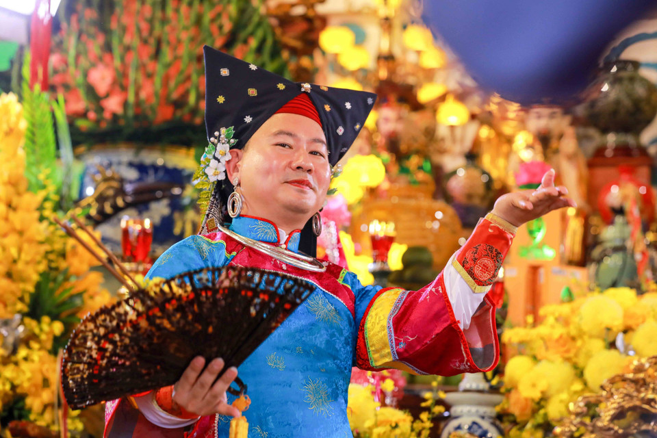 Qua nghi lễ hầu đồng với trang phục, cử chỉ, biểu cảm thần thái của người hầu đồng ở từng nhân vật, hiện thân của các thần linh đã được "lịch sử hóa" với những chiến công, phong cách rất riêng. (Ảnh: Khánh Hòa/TTXVN)