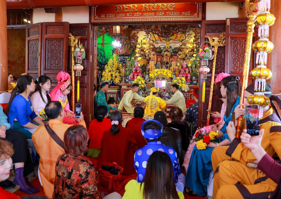 Người Việt, đặc biệt vào đầu Xuân, thường đi xem hoặc thực hành hầu đồng tại các đền, phủ để cầu xin sức khỏe, tài lộc, may mắn. (Ảnh: Khánh Hòa/TTXVN)