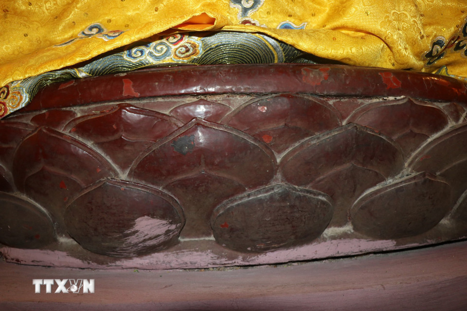 Pho tượng tọa trên tòa sen có hình elip, gồm 3 lớp cánh sen, các cánh sen đều để trơn, nhọn đầu, vai cánh ôm tựa hình chóp. (Ảnh: Thanh Thương/TTXVN)