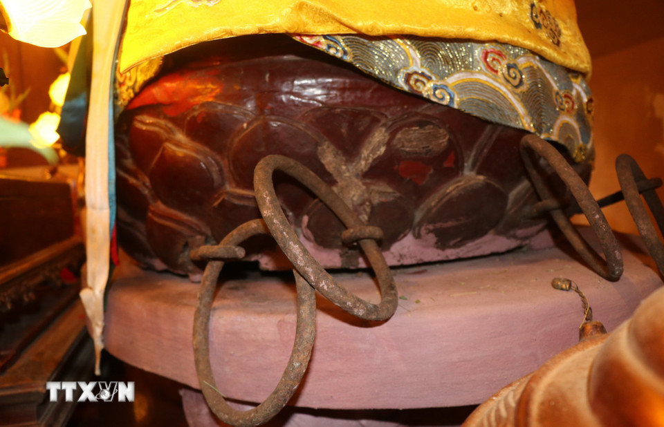 Bốn góc phía dưới tòa sen có gắn 8 chiếc vòng sắt để luồn đòn khênh khi di chuyển tượng. (Ảnh: Thanh Thương/TTXVN)