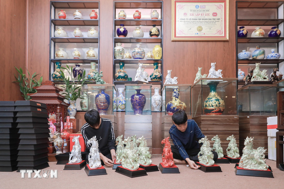 Linh vật ngựa năm nay được các cơ sở sản xuất tỉ mỉ, tỷ lệ tính toán kỹ lưỡng theo quan niệm phong thủy, mang ý nghĩa tài lộc, vượng khí. (Ảnh: Phan Phương/TTXVN)
