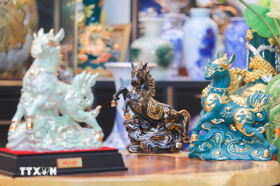 Linh vật ngựa năm nay được các cơ sở sản xuất tỉ mỉ, tỷ lệ tính toán kỹ lưỡng theo quan niệm phong thủy, mang ý nghĩa tài lộc, vượng khí. (Ảnh: Phan Phương/TTXVN)