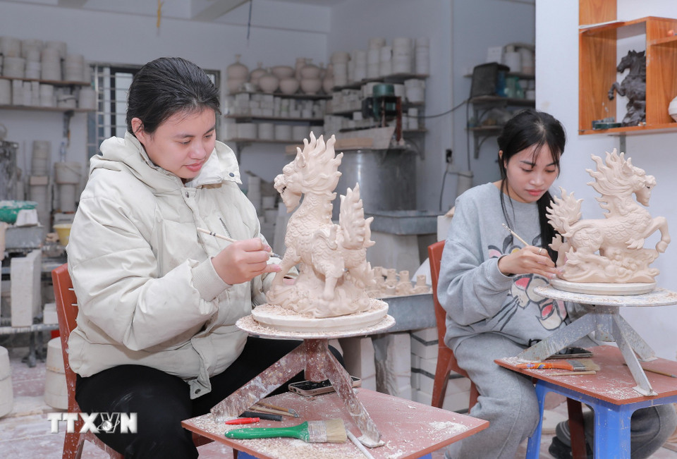 Kỹ thuật tạo hình tinh xảo trên cốt gốm mộc, thể hiện sự tài hoa của nghệ nhân. (Ảnh: Phan Phương/TTXVN)