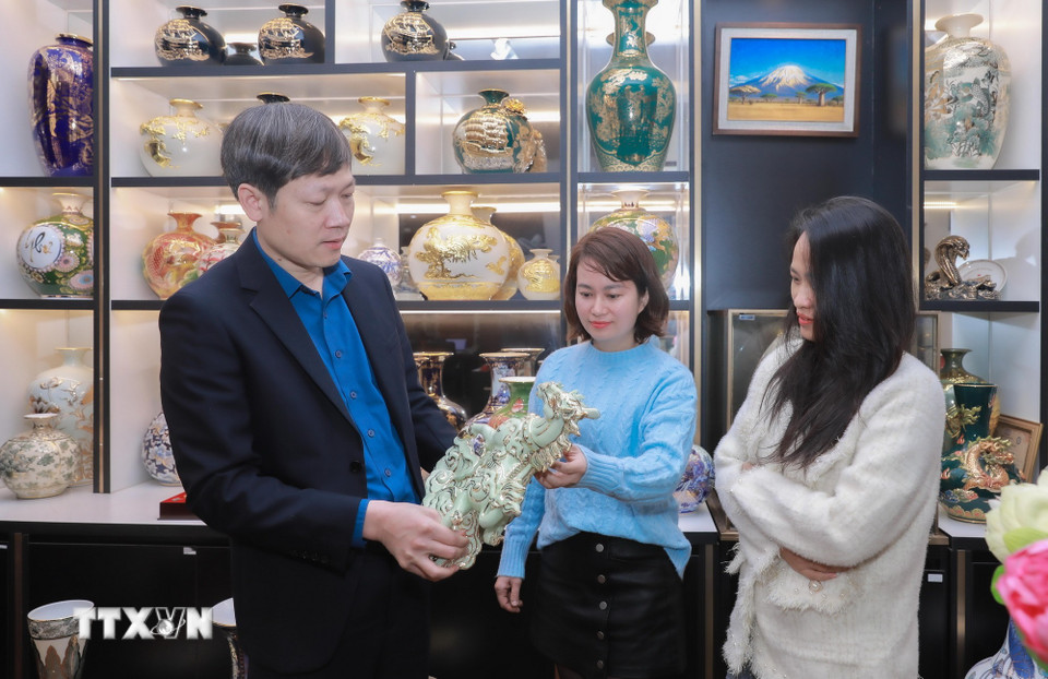 Ông Nguyễn Văn Lực, Phó Chủ tịch – Tổng Thư ký Hiệp hội Gốm sứ gia dụng Việt Nam cho biết địa phương khuyến khích các hộ, doanh nghiệp chuẩn bị nguồn hàng phong phú, bảo đảm chất lượng, nhãn mác, an toàn, đồng thời tăng cường quảng bá nhằm bảo vệ uy tín thương hiệu làng nghề lâu đời. (Ảnh: Phan Phương/ TTXVN)