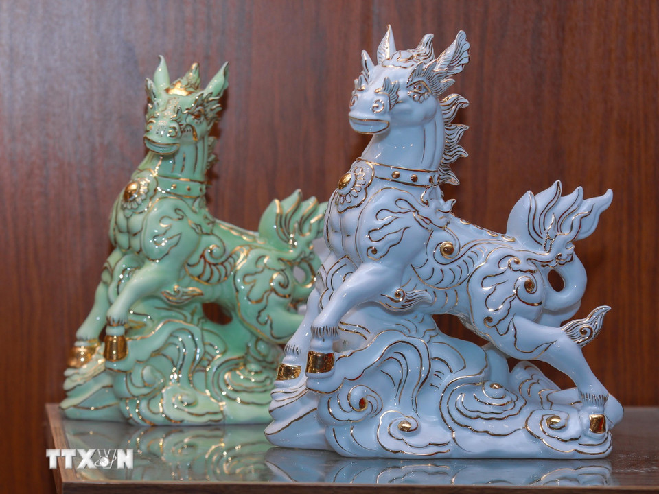 Sản phẩm gốm Bát Tràng nổi tiếng với độ bền và quy trình làm thủ công tỉ mỉ. (Ảnh: Phan Phương/TTXVN)