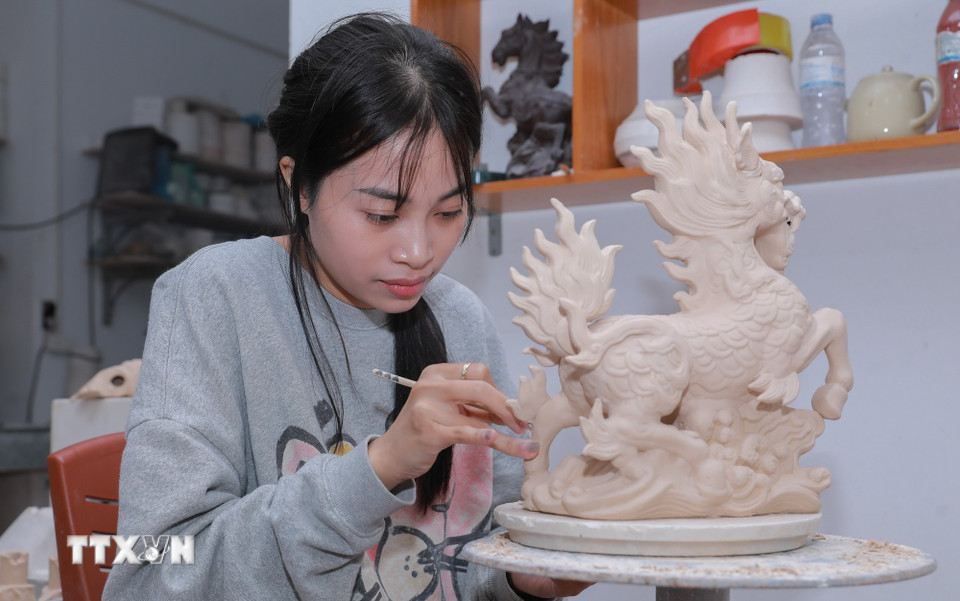 Các sản phẩm linh vật được nghệ nhân tạo hình tinh xảo trên cốt gốm mộc. (Ảnh: Phan Phương/TTXVN)