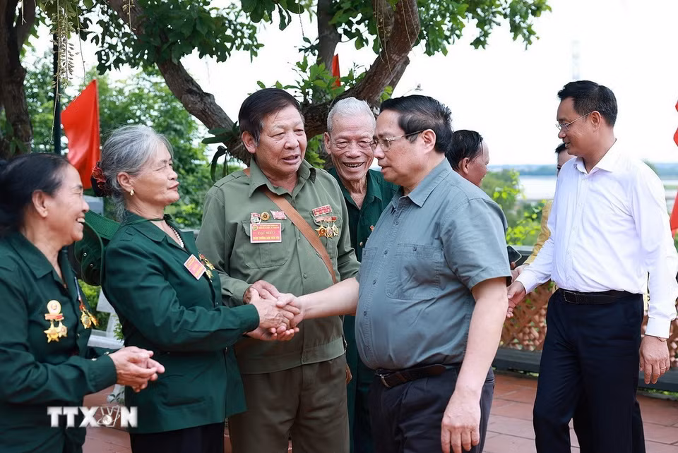 Thủ tướng Phạm Minh Chính với các cựu thanh niên xung phong, dân công hoả tuyến đến dâng hương tại Đền tưởng niệm liệt sỹ Trường Sơn-Bến phà Long Đại. (Ảnh: Dương Giang/TTXVN)