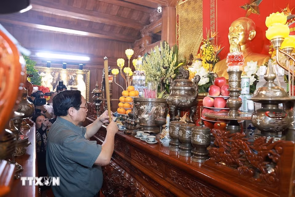 Thủ tướng Phạm Minh Chính dâng hương tưởng niệm tại Đền thờ Bác Hồ và các Anh hùng liệt sỹ tỉnh Quảng Trị. (Ảnh: Dương Giang/TTXVN)