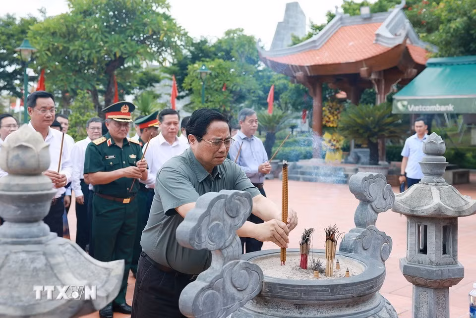 Thủ tướng Phạm Minh Chính dâng hương tưởng niệm tại Đền thờ Bác Hồ và các Anh hùng liệt sỹ tỉnh Quảng Trị. (Ảnh: Dương Giang/TTXVN)