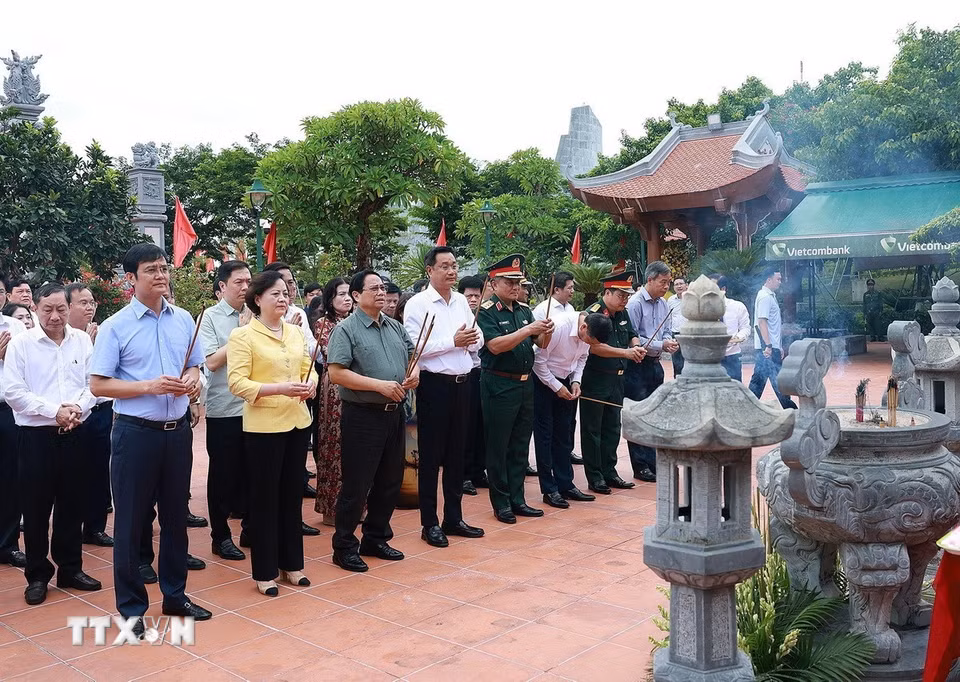 Thủ tướng Phạm Minh Chính dâng hương tưởng niệm tại Đền thờ Bác Hồ và các Anh hùng liệt sỹ tỉnh Quảng Trị. (Ảnh: Dương Giang/TTXVN)