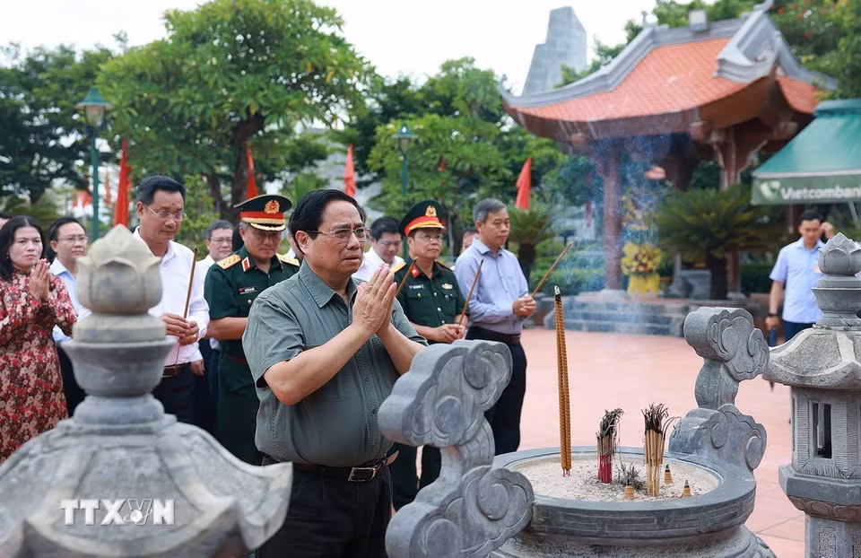 Thủ tướng Phạm Minh Chính dâng hương tưởng niệm tại Đền thờ Bác Hồ và các Anh hùng liệt sỹ tỉnh Quảng Trị. (Ảnh: Dương Giang/TTXVN)