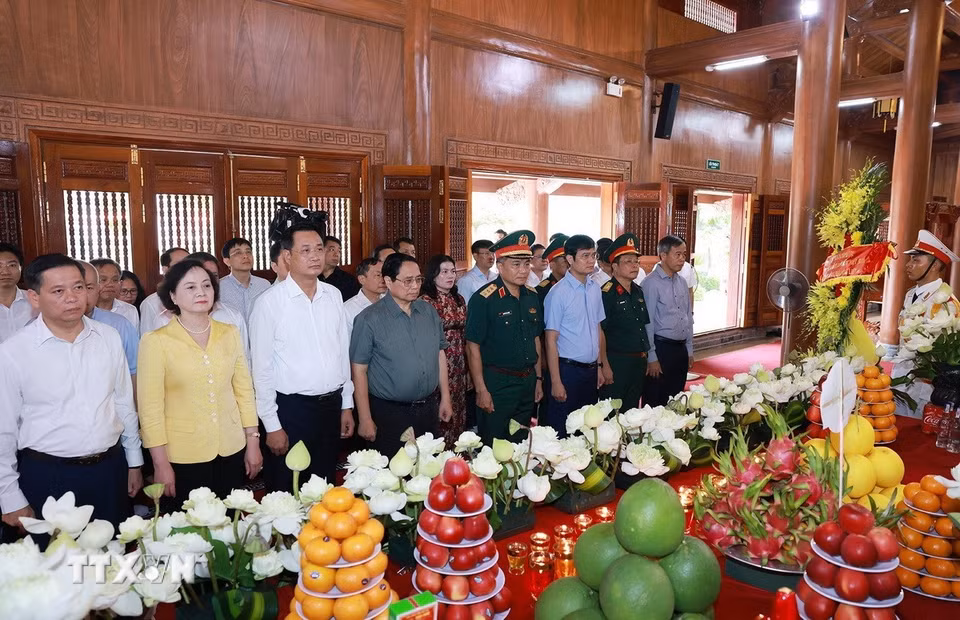 Thủ tướng Phạm Minh Chính dâng hương tưởng niệm tại Đền thờ Bác Hồ và các Anh hùng liệt sỹ tỉnh Quảng Trị. (Ảnh: Dương Giang/TTXVN)