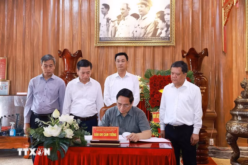 Thủ tướng Phạm Minh Chính viết lưu bút khi đến dâng hương tưởng niệm tại Đền thờ Bác Hồ và các Anh hùng liệt sỹ tỉnh Quảng Trị. (Ảnh: Dương Giang/TTXVN)