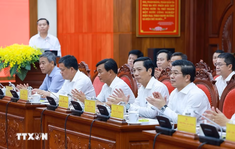 Lãnh đạo tỉnh Quảng Trị tham dự buổi làm việc. (Ảnh: Dương Giang/TTXVN)