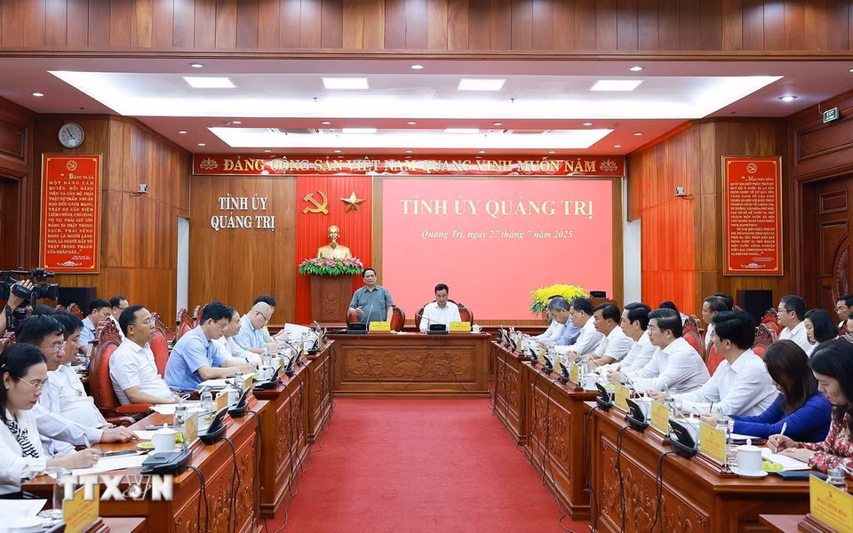Thủ tướng Phạm Minh Chính làm việc với Ban Thường vụ Tỉnh ủy Quảng Trị. (Ảnh: Dương Giang/TTXVN)