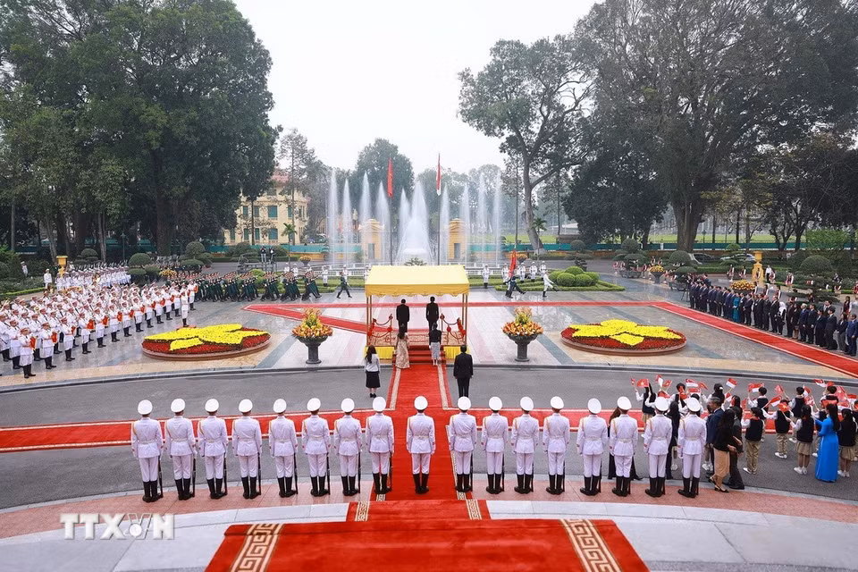 Lễ đón Thủ tướng Singapore Lawrence Wong và Phu nhân thăm chính thức Việt Nam. (Ảnh: Dương Giang/TTXVN)